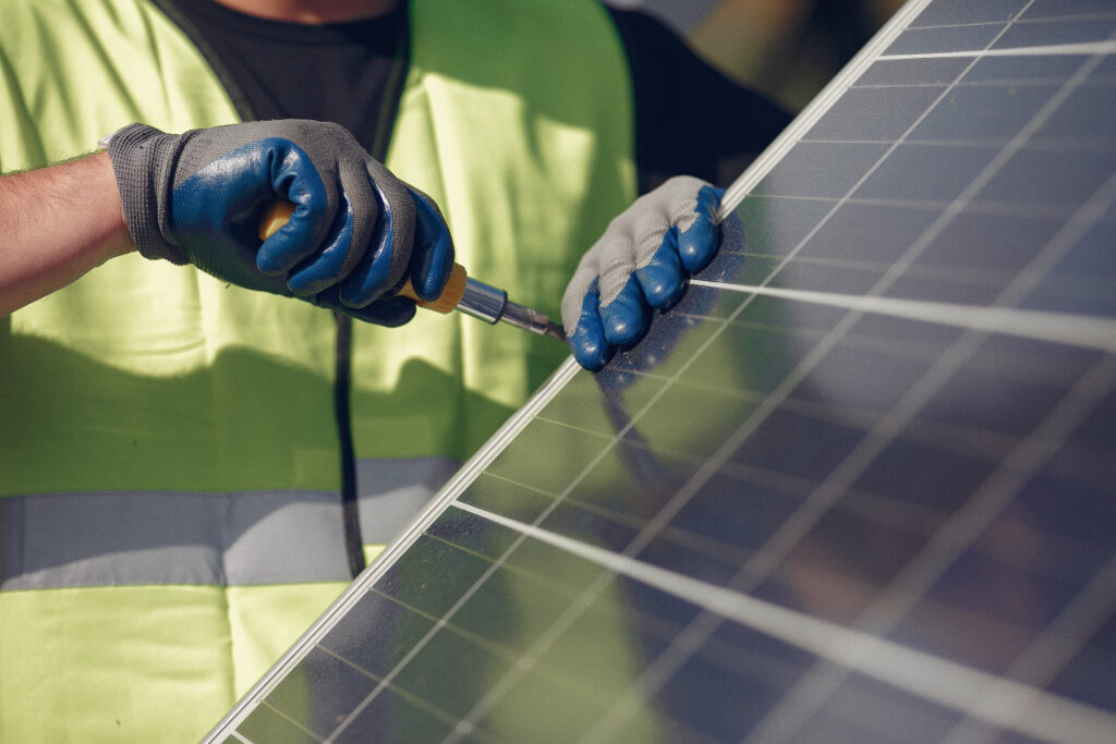 man with white helmet near solar panel Panneaux solaires  réunion