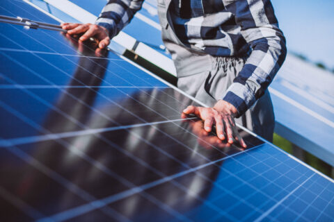 Man worker in the firld by the solar panels man worker firld by solar panels Accueil réunion
